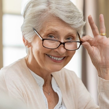 Brille Optiker Senioren Foto iStock Ridofranz